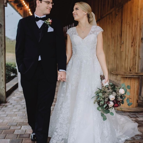 Elegant Cap Sleeve Lace A-Line Wedding Dress | Preserved & Ready to Wear - Picture 1 of 7
